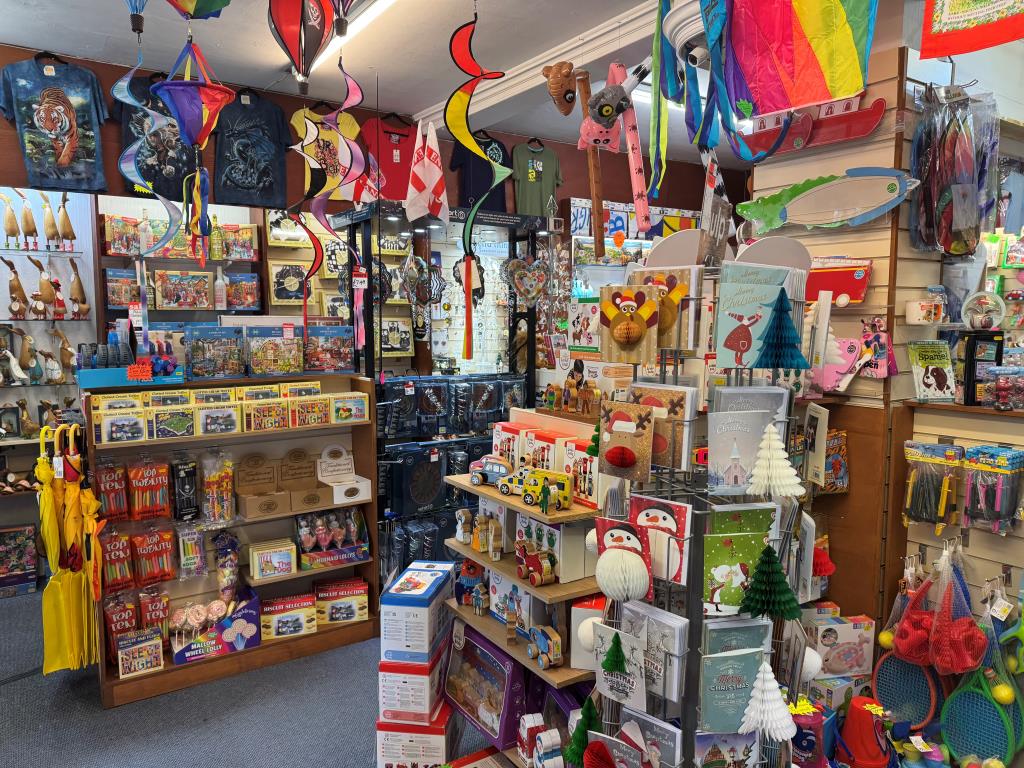 Lot: 94 - DOUBLE-FRONTED HIGH STREET SHOP WITH LARGE REAR STORES WITH POTENTIAL AND FREEHOLD INTEREST IN TWO FLATS OVER - An Internal View of the Shop